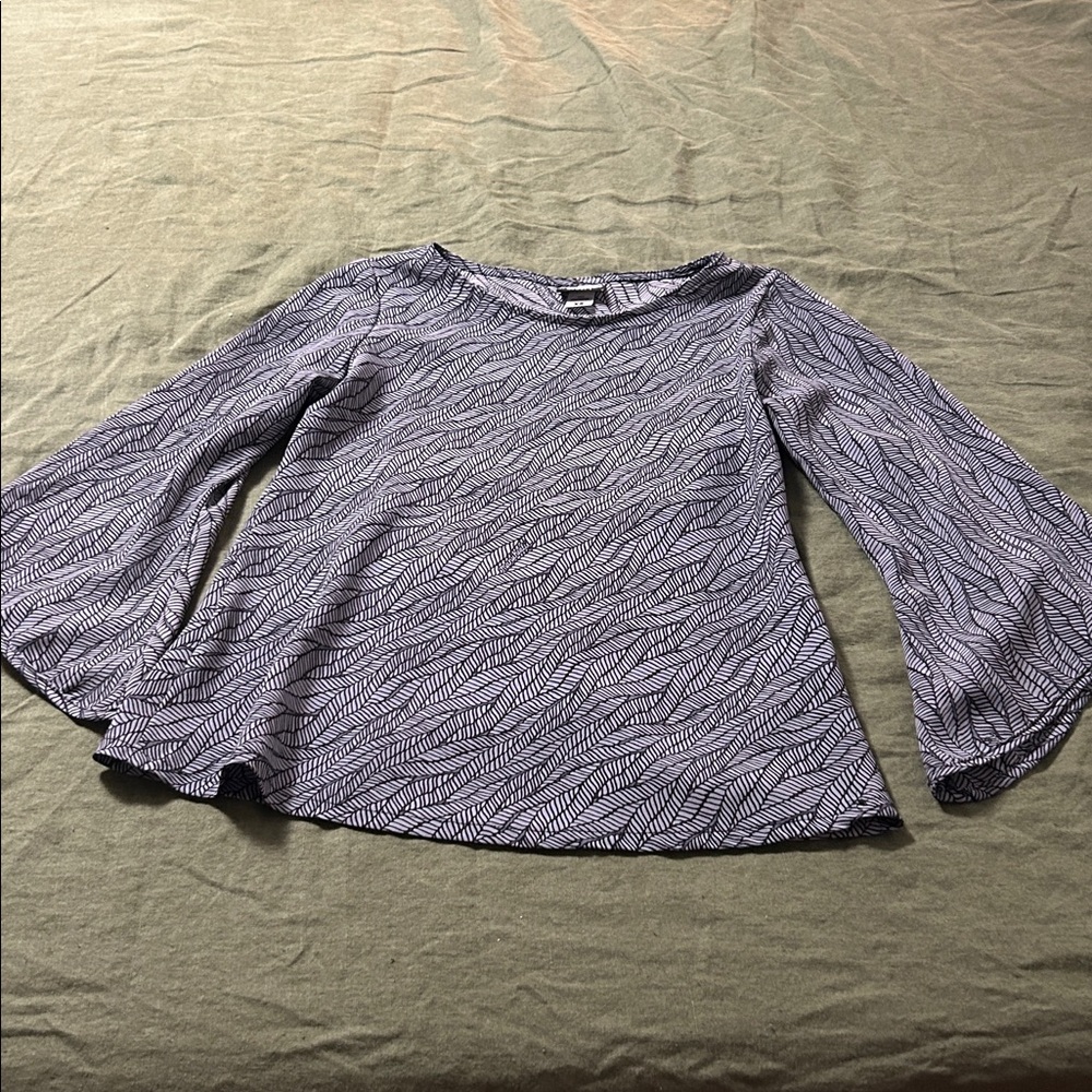 Manuhealii Black and Gray Leaf Print Top